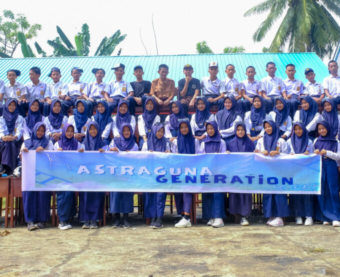 Walau Diguyur Hujan, Kelas 9 Tak Patah Semangat Foto Angkatan