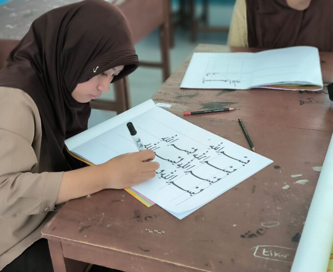 Belajar Tulis Al Quran melalui Ekstra Seni Kaligrafi